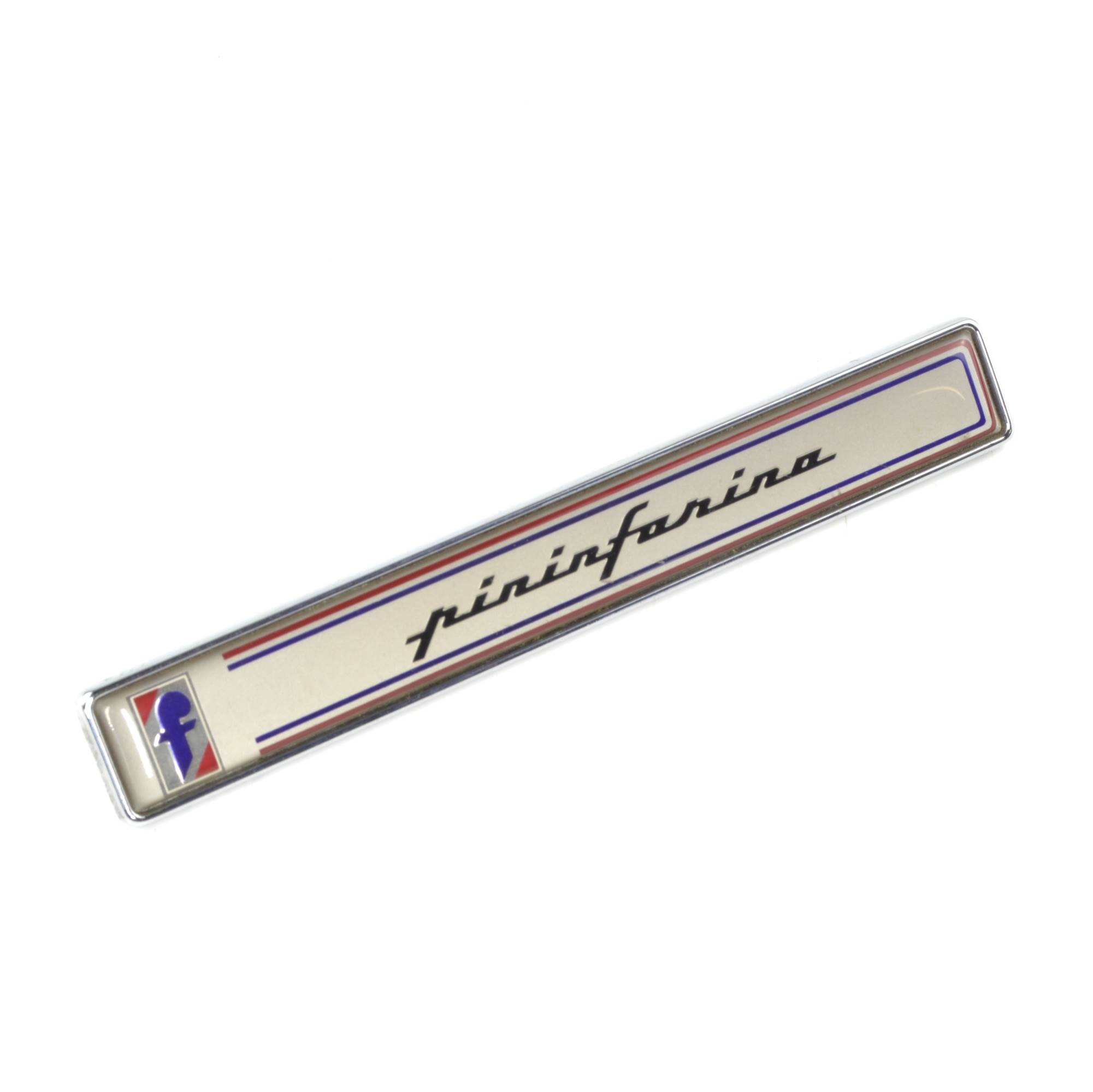 Letra PININFARINA enchufada en el lateral Fiat 124 Spider DS