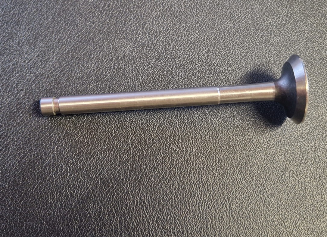 Auslassventil (26 x 7 x 95,3 mm) Fiat 850 Special, 850 Sport (eckige Nut für Ventilkeile)